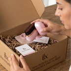 Mini brosse lissante PocketSleek Pro, visuel d'ambiance