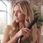 Mini lisseur de voyage GlowStyler, utilisé sur cheveux blonds