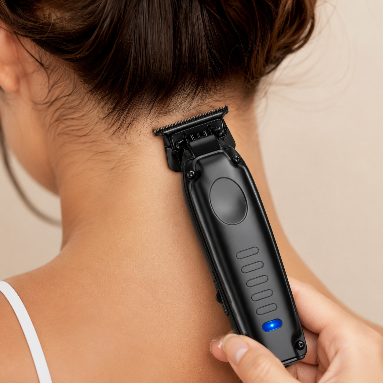 Tondeuse TrimPro Compact, utilisation sur la nuque
