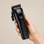 Tondeuse ClipperPro Compact tenue en main, vue produit